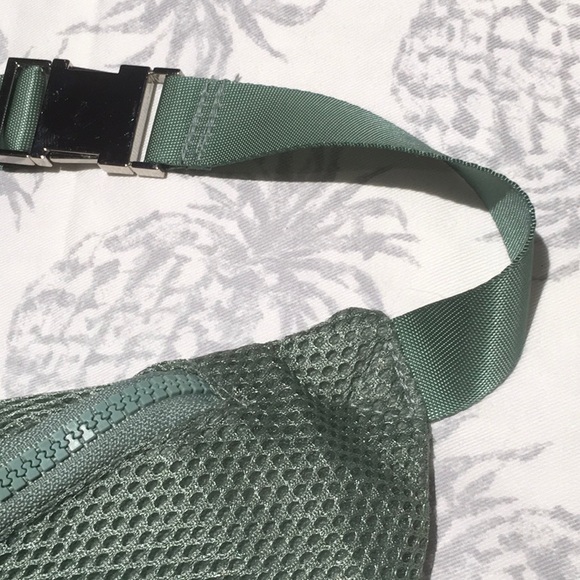 Super Cute Hip Fanny Bag.
Sage like green net mesh material, unique. - Picture 5 of 9